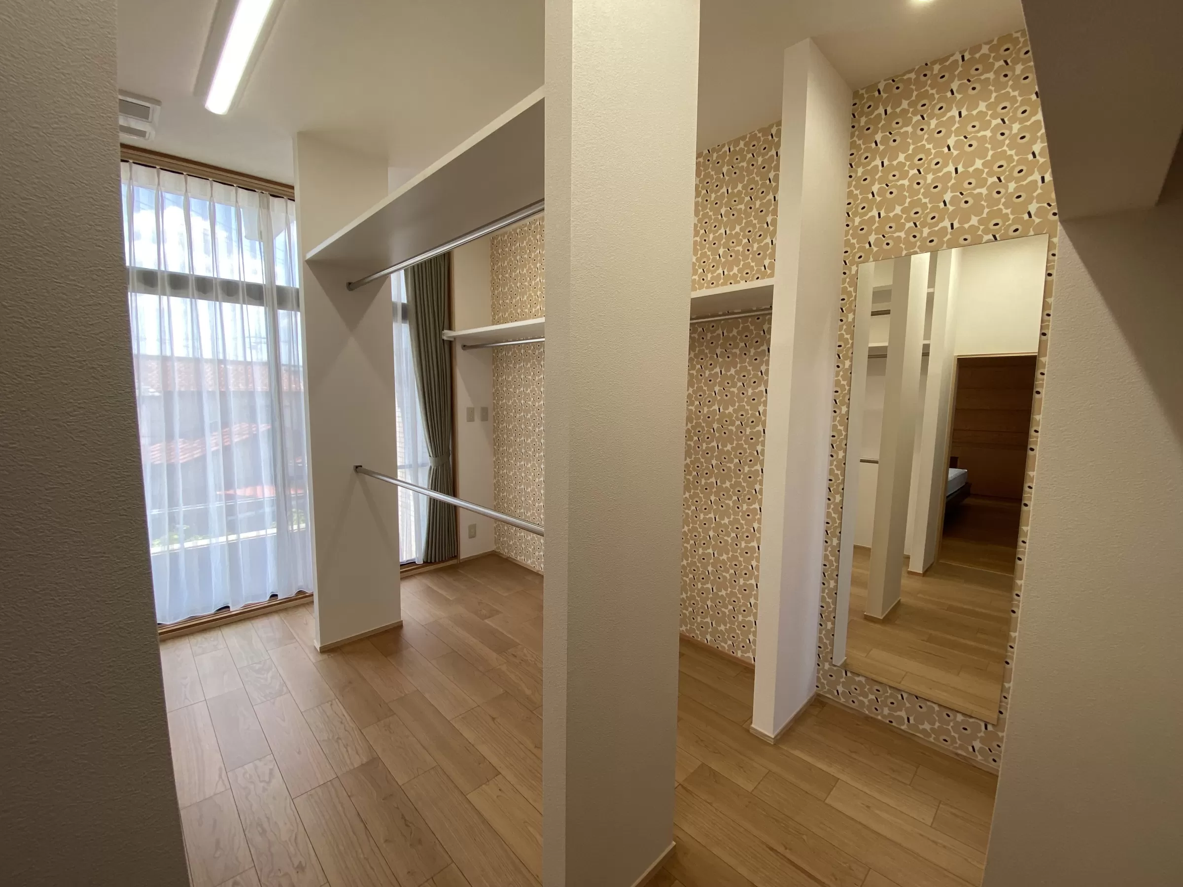 アクセントのマリメッコクロス姿見鏡も付いてます