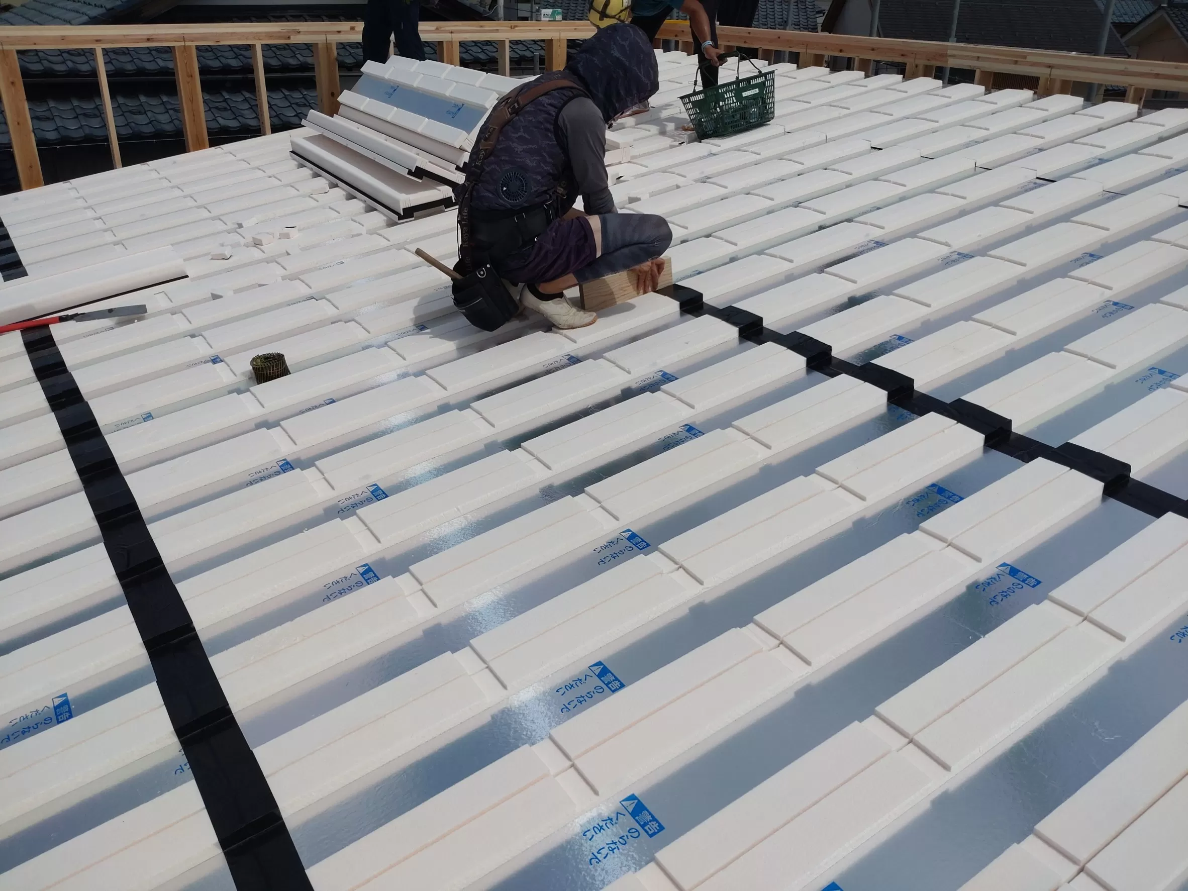 屋根断熱材　ｼｬﾙｰﾌ敷き込み