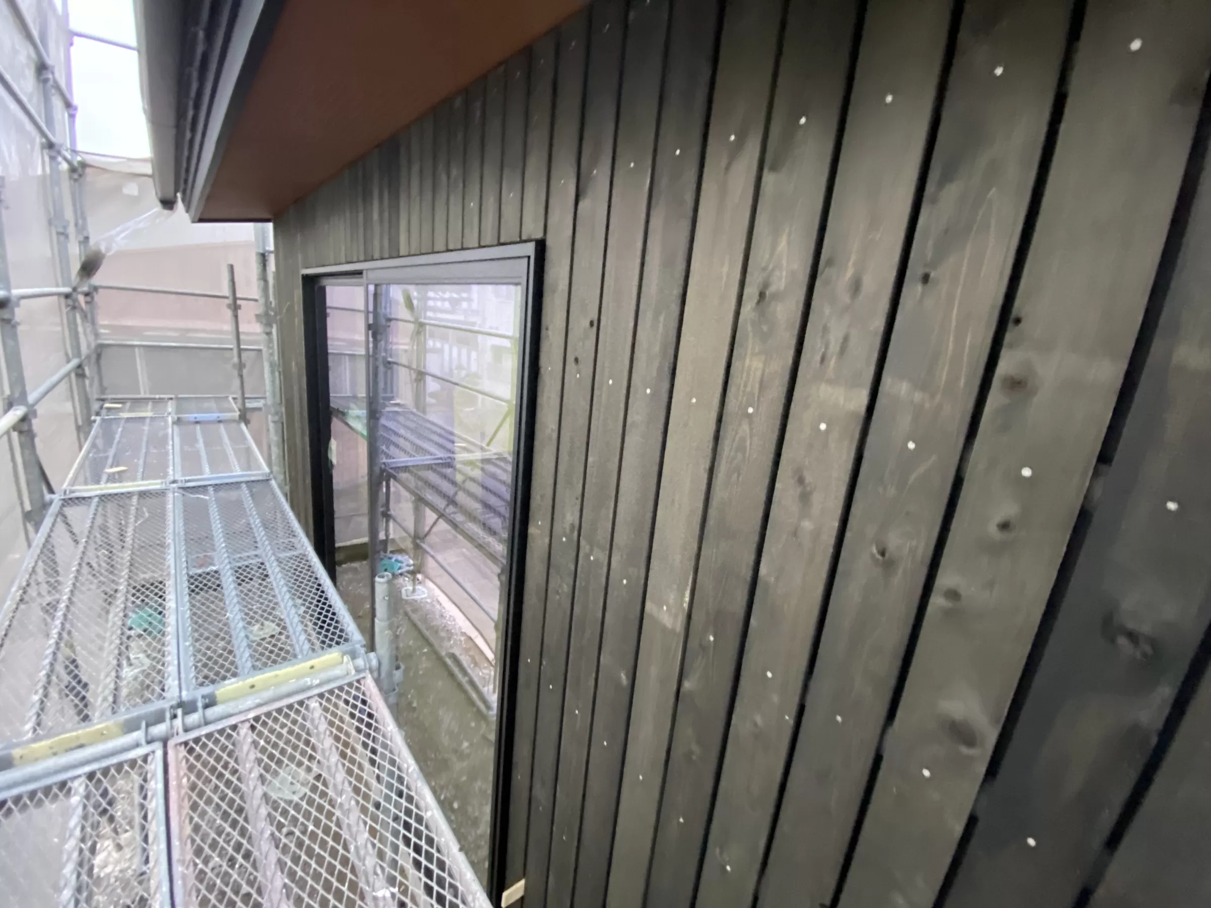 施工中のファサードラタン