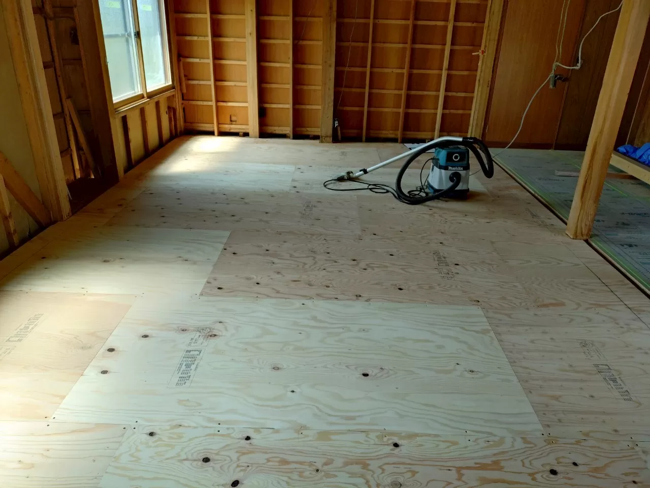 床下地合板貼り