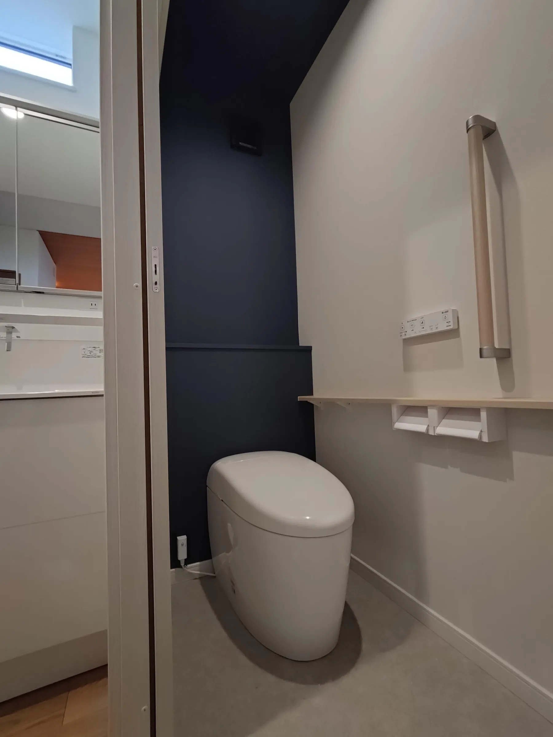 紺色のｱｸｾﾝﾄｸﾛｽ貼り