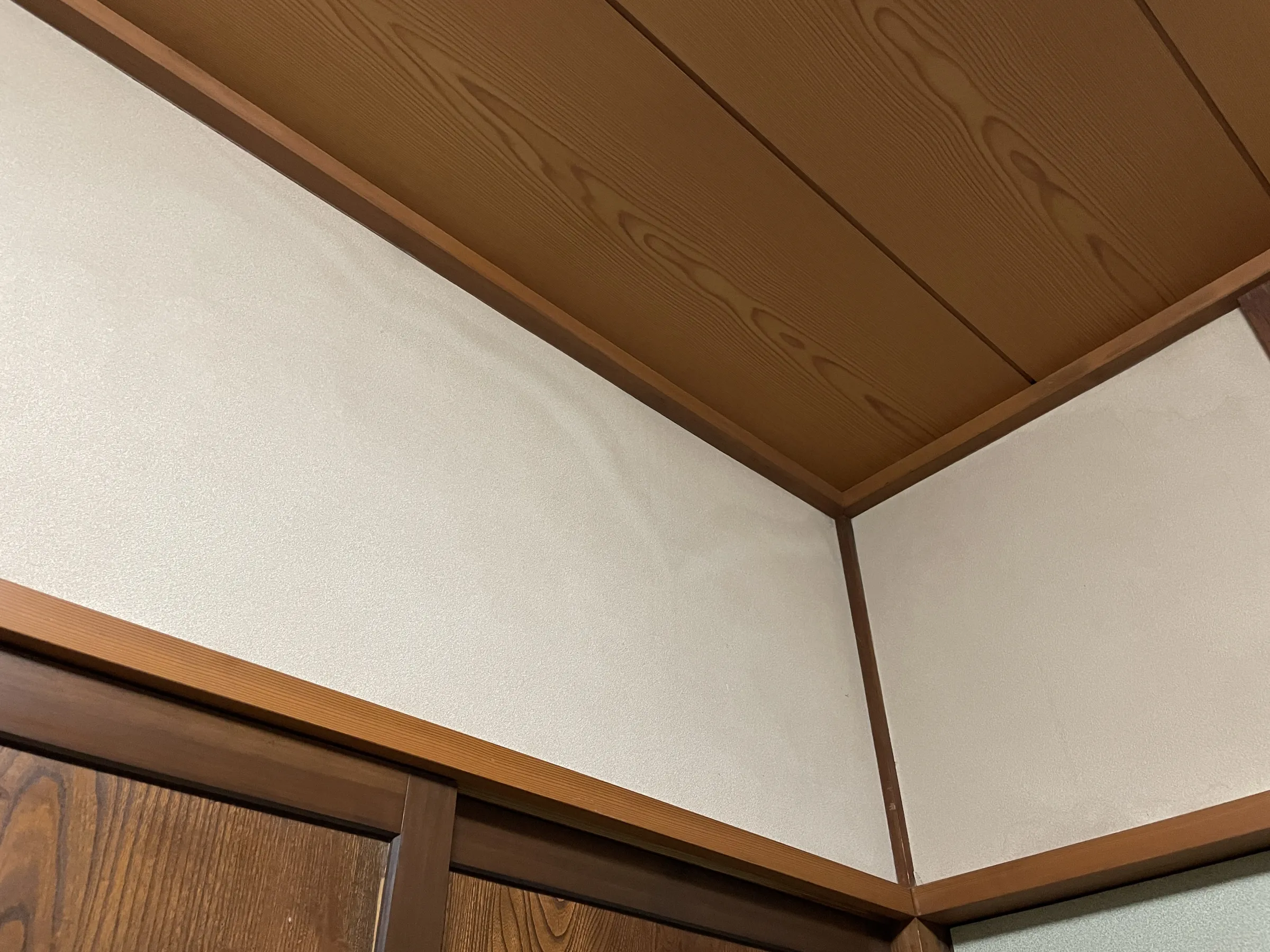 壁のシミ