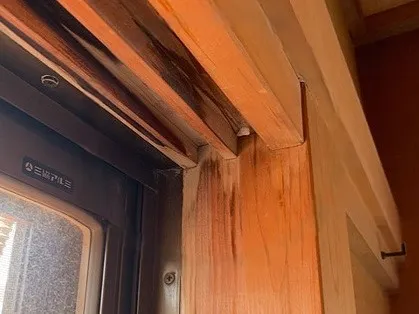 窓まわりのシミ